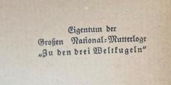 - (Große National-Mutterloge Zu den drei Weltkugeln),  Notiz'Eigentum der Großen National-Mutterloge "Zu den drei Weltkugeln"'.  (Prototyp)