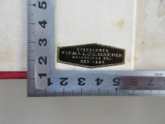 - (Boekhandel Firma L. J. C. Boucher), Etikett: Buchhändler; 'Boekhandel 
Firma L. J. C. Boucher 
Noordeinde 39 A Den Haag'.  (Prototyp)