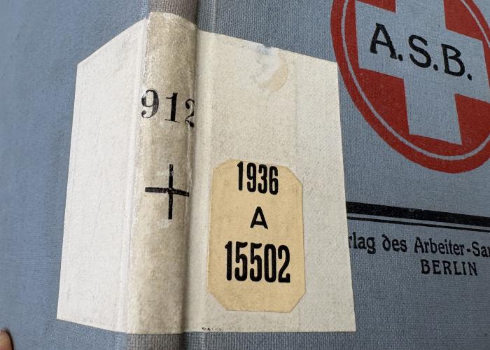 - (Arbeiter-Turn- und Sportschule), Stempel: Signatur; '912
+ '. 