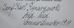 - (Rynarzewski, Josef Karl), Von Hand: Name, Berufsangabe/Titel/Branche, Datum; 'Josef Karl Rynarzewski 
stud. med. 
Sommer Semester 1919'. 