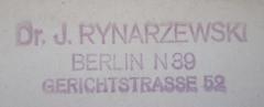 J / 1446 (Rynarzewski, Josef Karl), Stempel: Name, Ortsangabe, Berufsangabe/Titel/Branche; 'Dr. J. Rynarzewski 
Berlin N 39 
Gerichtstrasse 52'.  (Prototyp)