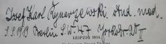 - (Rynarzewski, Josef Karl), Von Hand: Autogramm, Name, Berufsangabe/Titel/Branche, Datum, Ortsangabe; 'Josef Karl Rynarzewski. stud. med.
S. S. 1919 Berlin S. W. 47 Yorkstr. 20 II'. 