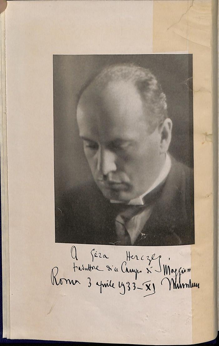 - (Herczeg, Géza;Mussolini, Benito), Von Hand: Widmung, Datum, Ortsangabe; 'A Géza Herczeg, traduttore di "Campo di Maggio", Roma 3 aprile 1933 - XI Mussolini'. 