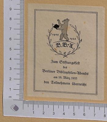 - (Berliner Bibliophilen-Abend), Etikett: Datum, Besitzwechsel: Schenkung; '1905-1935 B.B.-A. Zum Stiftungsfest des Berliner Bibliophilen-Abends am 16. März 1935 den Teilnehmern überreicht'. 
