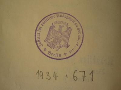  Schulthess' Europäischer Geschichtskalender (1923);- (Friedrich-Wilhelms-Universität Berlin. Institut für Politische Pädagogik), Stempel: Name, Wappen, Ortsangabe, Berufsangabe/Titel/Branche; 'Institut für Politische Pädagogik an der Universität 
卐 Berlin 卐
Gott mit uns!'.  (Prototyp);- (Friedrich-Wilhelms-Universität Berlin. Institut für Politische Pädagogik), Von Hand: Inventar-/ Zugangsnummer; '1934 : 671'. 