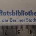 - (Ratsbibliothek (Berlin, Ost);Berliner Stadtbibliothek), Stempel: Name, Ortsangabe, Berufsangabe/Titel/Branche; 'Ratsbibliothek Fachabt. der Berliner Stadtbibliothek'.  (Prototyp)