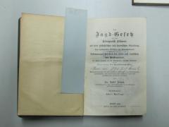  Das Jagd-Gesetz für das Königreich Böhmen: mit einer geschichtlichen und theoretischen Einleitung, den ergänzenden Gesetzen und Verordnungen, insbesondere mit den Bestimmungen betreffend den Forst- und Jagdschutz, das Waffenpatent, den Schutz einzelner für die Bodenkultur nützlicher Tierarten und die Erprobung der Handfeuerwaffen (1908)