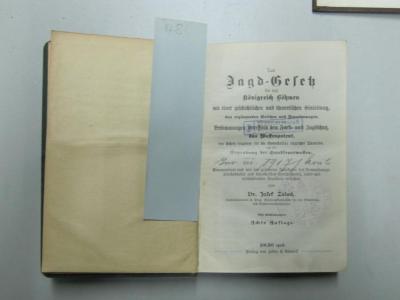  Das Jagd-Gesetz für das Königreich Böhmen: mit einer geschichtlichen und theoretischen Einleitung, den ergänzenden Gesetzen und Verordnungen, insbesondere mit den Bestimmungen betreffend den Forst- und Jagdschutz, das Waffenpatent, den Schutz einzelner für die Bodenkultur nützlicher Tierarten und die Erprobung der Handfeuerwaffen (1908)