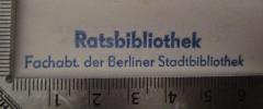 - (Ratsbibliothek (Berlin, Ost);Berliner Stadtbibliothek), Stempel: Name, Ortsangabe, Berufsangabe/Titel/Branche; 'Ratsbibliothek Fachabt. der Berliner Stadtbibliothek'.  (Prototyp)