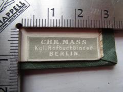 - (Christian Mass, Hof-Buchbinderei), Etikett: Buchbinder, Name, Ortsangabe; 'Chr. Mass
Kgl. Hofbuchbinder
Berlin.'.  (Prototyp)