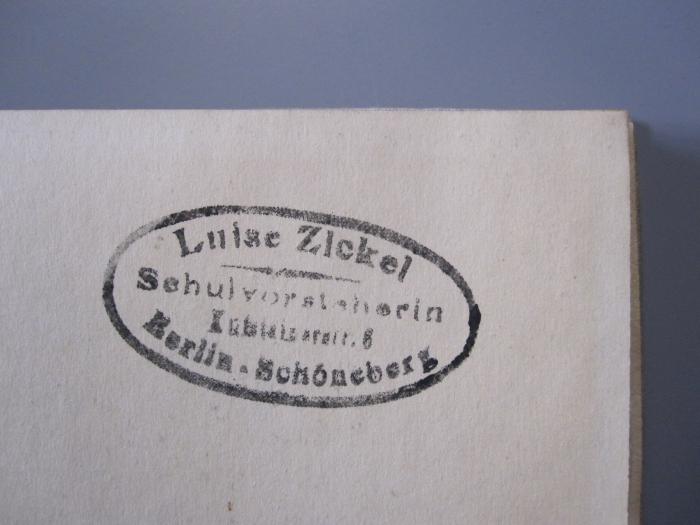 Dh 99: Die Amsterdamer Hagada ([1920]);J / 464 (Zickel, Luise), Stempel: Name, Ortsangabe; 'Luise Zickel Schulvorsteherin [...] Berlin. Schöneberg'.  (Prototyp)