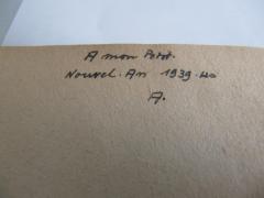 J / 920 ([?], [?];[?], A.), Von Hand: Monogramm, Datum, Widmung; 'A mon Petit. Nouvel. An 1939.40 A.
Pour que tu penses à moi.'. 