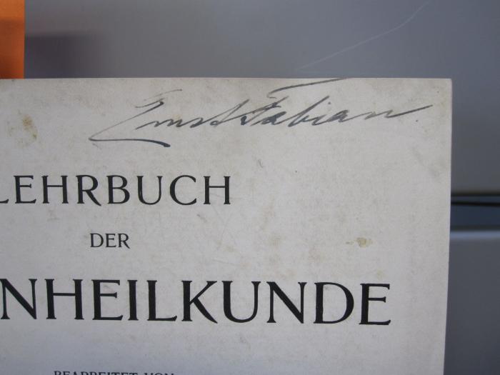 X 7085 c: Lehrbuch der Augenheilkunde (1912);J / 583 (Fabian, Ernst), Von Hand: Autogramm, Name; 'Ernst Fabian'. 
