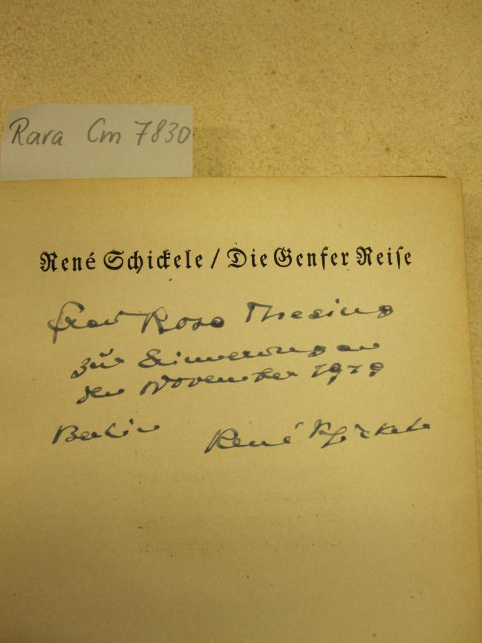 Cm 7830: Die Genfer Reise (1919);- (Thesius, Rosa;Schickele, René), Von Hand: Name, Ortsangabe, Datum, Widmung; 'Frau Rosa Thesius zur Erinnerung an den November 1919 
Berlin 
René Schickele'. 