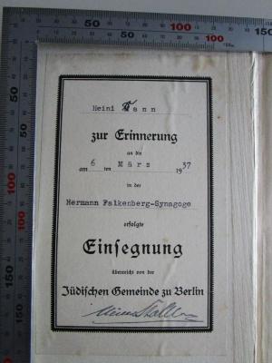  Die vierundzwanzig Bücher der Heiligen Schrift nach dem masoretischen Texte (1935);- (Dann, Heinz;Jüdische Gemeinde zu Berlin;Stahl, Heinrich), Etikett: Name, Datum, Widmung; 'Heini Dann zur Erinnerung an die am 6 ten März 1937 in der Hermann Falkenberg-Synagoge erfolgte Einsegnung überreicht von der jüdischen Gemeinde zu Berlin [Heinr. Stahl]'. 