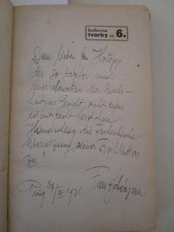 - (Hotopp, Albert;Schörpner, Franz), Von Hand: Name, Ortsangabe, Datum, Widmung; 'Dem lieben Gen. Hotopp der so tapfer und unerschrocken der Wahrheit ins Gesicht sieht eigne ich mit recht herzlichem Handschlag die Tschechische Übersetzung seines Fischkutters zu! Prag 27/III. 1931 Franz Schörpner'. ; Rybárský Kutr H.F. 13. (1931)
