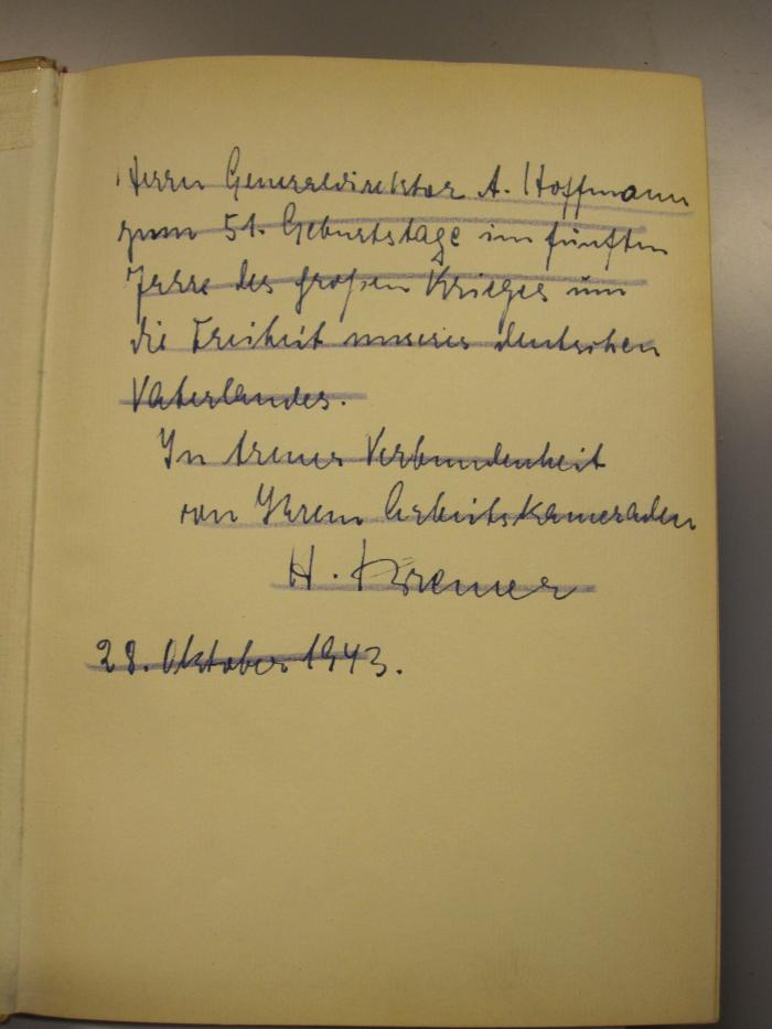 G 900 11: USA greift in die Welt (1941);- (Kremer, H.;Hoffmann, A.), Von Hand: Name, Datum, Widmung; 'Herrn Generaldirektor A. Hoffmann zum 51. Geburtstage im fünften Jahre des großen Krieges um die Freiheit meines deutschen Vaterlandes. In treuer Verbundenheit von Ihrem Arbeitskameraden H. Kremer 28. Oktober 1943'. 