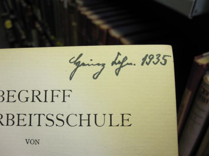 XV 13101 b: Begriff der Arbeitsschule (1930);D51 / 504 (Schn.[?], Heinz ), Von Hand: Autogramm; 'Heinz Schn.[?]. 1935'. 