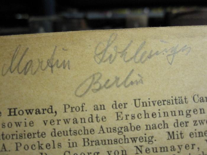 X 1198: Lehrbuch der praktischen Physik (1905);D51 / 269 (Schlesinger, Martin), Von Hand: Autogramm; 'Martin Schlesinger Berlin'. 