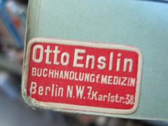 D51 / 338 (Enslin, Otto (Buchhändler)), Etikett: Buchhändler, Name, Ortsangabe; 'Otto Enslin
Buchhandlung für Medizin
Berlin N:W: 7 Karlstr. 38.'. 
