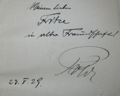 D51 / 377 (Kweller, Fritz;P[...][?]), Von Hand: Datum, Widmung, Autogramm, Name; 'Meinem lieben Fritze in alter Freundschaft! 
P[...] 23.X.29.'. 