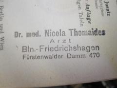 D51 / 415 (Thomaides, Nicola), Stempel: Name, Ortsangabe; 'Dr. med Nicola Thomaides 
Arzt 
Bln.-Friedrichshagen 
Fürstenwalder Damm 470'. 