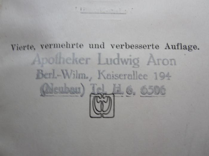 Kp 550 d: Selbstbereitung pharmazeutischer Spezialitäten (1921);D51 / 455 (Aron, Ludwig), Stempel: Name, Ortsangabe; 'Apotheker Ludwig Aron Berl.-Wilm., Kaiserallee 194 (Neubau) Tel. H &amp; 6506'. 
