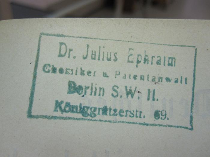 Ef 773: Handbuch des Nahrungsmittelrechts (1907);D51 / 687 (Ephraim, Julius), Stempel: Name, Ortsangabe; 'Dr. Julius Ephraim Chemiker u. Patentanwalt Berlin S.W II Königgrützerstr. 69.'. 