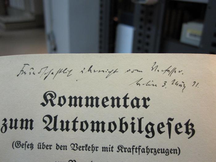 Ef 774 b: Kommentar zum Automobilgesetz (1931);D51 / 703 (Isaac, Martin (Widmungsgeber)), Von Hand: Widmung; 'Freundschaftlich überreicht vom Verfasser. Berlin 3. März 31'. 