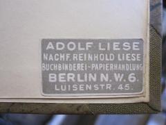 D51 / 750 (Buchbinderei-Papierhandlung Liese), Etikett: Name, Ortsangabe, Buchbinder; 'Adolf Liese Nachf. Reinhold Liese Buchbinderei-Papierhandlung Berlin N.W.6. Luisenstr. 45.'. 