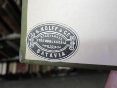 D51 / 843 (Kolff, G. (Buchhändler)), Etikett: Buchhändler, Name, Ortsangabe; 'G. Kolff &amp; Co Boekhandel Stoomdrukkerij Batavia'. 