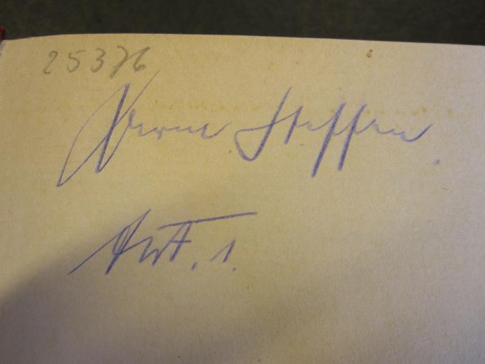 Mil 170 9: Kriegskunst heute und morgen (1939);63 / 2170 (Steffen, ...), Von Hand: Autogramm; '[...] Steffen
[...]. 1'. ;63 / 2170 (unbekannt), Von Hand: Nummer; '25376'. 