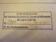 - (Lehrerbücherei der staatlichen Oberschule für Jungen in Aufbauform Wipperfürth), Stempel: -; 'Lehrerbücherei der staatlichen Oberschule für Jungen in Aufbauform Wipperfürth Nr. 5405 [...] Nr. des Hauptverzeichnisses 2736'. 