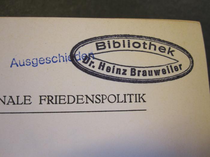Pol 770 74: Nationale Friedenspolitik : Handbuch des Friedensproblems und seiner Wissenschaft (1934);- (Brauweiler, Dr. Heinz), Stempel: Name; 'Bibliothek Dr. Heinz Brauweiler'. 