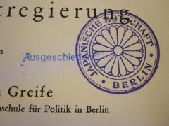 - (Japanische Botschaft Berlin), Stempel: Besitzwechsel; 'Japanische Botschaft Berlin'. 