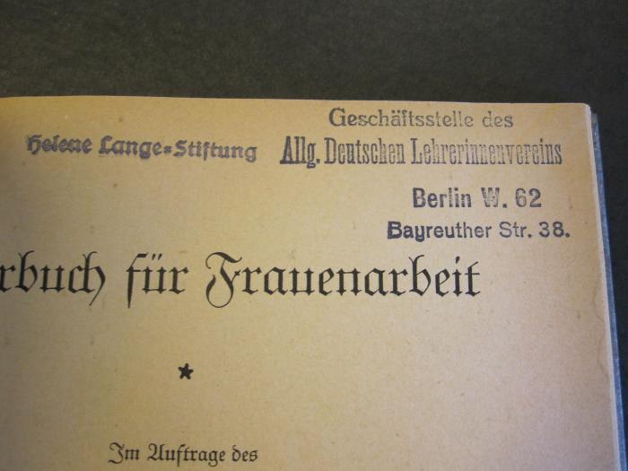 Soz 335 55_2.1925: Jahrbuch für Frauenarbeit (1925);51 / 24 (Helene Lange-Stiftung), Stempel; 'Helene Lange-Stiftung'. ;51 / 24 (Geschäftsstelle des Allg. Deutschen Lehrerinnenvereins), Stempel; 'Geschäftsstelle des Allg. Deutschen Lehrerinnenvereins Berlin W. 62 Bayreuther Str. 38'. 