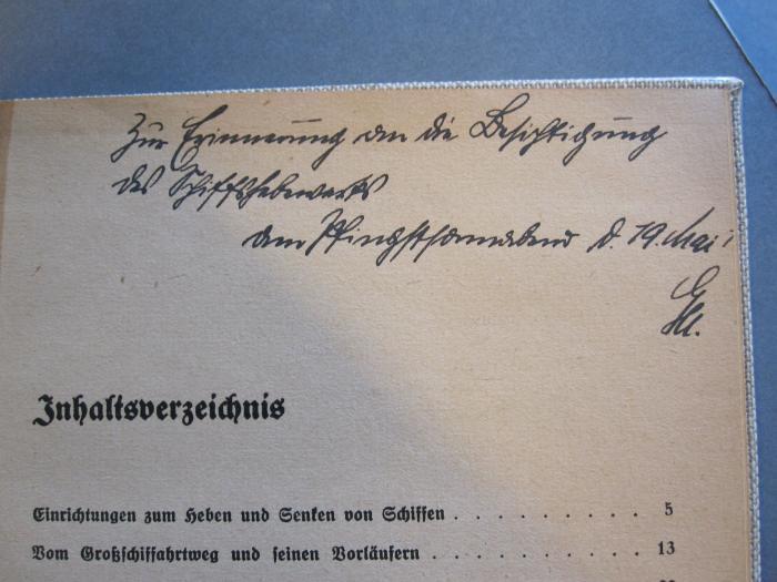 J 932 31: Das Schiffshebewerk Niederfinow ([1932]);49 / 6375 (unbekannt), Von Hand: Widmung; 'Zur Erinnerung an die Besichtigung des Schiffshebewerks am Pfingstsonnabend d. 19.Mai [...]'. 