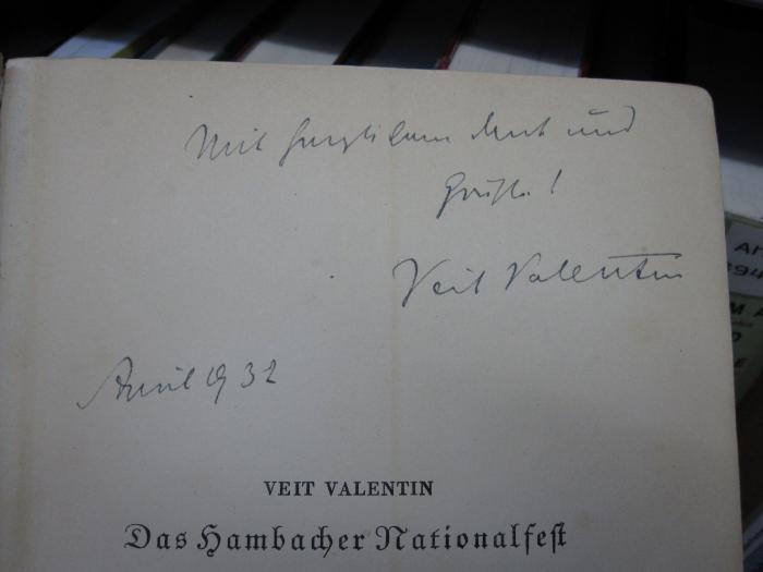Ai 171 3. Ex.: Das Hambacher Nationalheft (1932);G45 / 171 (Valentin, Veit;unbekannt), Von Hand: Name, Datum, Widmung; 'Mit herzlichem Mut und Grüßen April 1932 Veit Valentin'. 