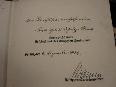 Mh 144: Das Lebendbild des deutschen Handwerks ([o.J.]);G45 / 2967 (Schramm, Ferdinand;Scholz-Klink, Getrud), Von Hand: Berufsangabe/Titel/Branche, Name, Datum, Widmung; 'der Reichsfrauenführerin Frau Getrud Scholtz-Klink [überreicht vom Reichstand des deutschen Handwerks Berlin, den] 6. Dezember 1938. Schramm [Reichshandwerksmeister]'. 