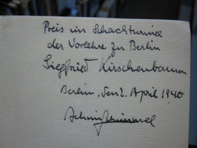 Cb 60 4: Humor der Nationen : Frankreich (1925);G46 / 1390 (Kirschenbaum, Siegfried;Schimmel, Achim), Von Hand: Name, Ortsangabe, Datum, Widmung; 'Preis im Schachtuniere der Vorlehre zu Berlin Siegfried Kirschenbaum Berlin, den 2. April 1940 Achim Schimmel'. 
