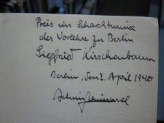 G46 / 1390 (Kirschenbaum, Siegfried;Schimmel, Achim), Von Hand: Name, Ortsangabe, Datum, Widmung; 'Preis im Schachtuniere der Vorlehre zu Berlin Siegfried Kirschenbaum Berlin, den 2. April 1940 Achim Schimmel'. 
