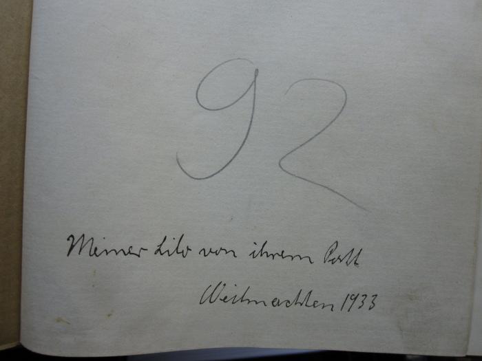 Cc 357 1933: Die Deutsche Literatur unserer Zeit : in Charakteristiken und Proben ([1933]);G46 / 1783 (Bergungsstelle 092, Bibliothek des Herrn Mattern), Von Hand: Nummer; '92'.  (Prototyp);G46 / 1783 ([?], Lilo), Von Hand: Widmung; 'Meiner Lilo von ihrem P[?]tt Weihnachten 1933'. 