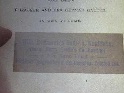 Cq 374: Elizabeth and her german garden (1900);G46 / 3144 (Wilhelm Hoffmann (Weimar)), Stempel: Name, Ortsangabe; 'Wilh. Hoffmann's Buch- u. Kunsthdlg. (vorm. Herrm. Greffe's Buchhandlg.) - Inh. Kuno Graef - Weimar, gegenüber d. Schillerhaus. Telefon 254.'. 