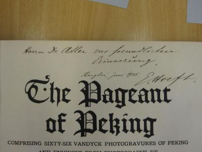  The Pageant of Peking : Comprising 66 Van Dyck photogravures of Peking and environs (1922);- (Hoeft, Emil;Adler, [?] Dr.), Von Hand: Berufsangabe/Titel/Branche, Name, Ortsangabe, Datum, Widmung; 'Herrn Dr. Adler zur freundlichen Erinnerung. Shanghai, Juni 1925 E. Hoeft'. 