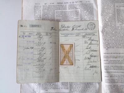 - (Luft, Felicitas), Papier: Name, Ortsangabe; 'Nr. 1- 33684 Felicitas Luft. Berlin-Neukölln. Berlinerstr. 14. Sparkasse der Stadt Berlin'. ; ספר יורה דעה
[Sefer Yoreh deʿah] (1838)