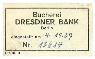 Exlibris-Nr.  300;- (Dresdner Bank. Bibliothek (Berlin)), Etikett: Exlibris, Name, Ortsangabe, Nummer; 'Bücherei 
Dresdner Bank
Berlin 
eingestellt am 
Nr.
1. 3. 37. H'.  (Prototyp);- (Dresdner Bank. Bibliothek (Berlin)), Von Hand: Signatur, Datum; '4.10.37
13617'. 