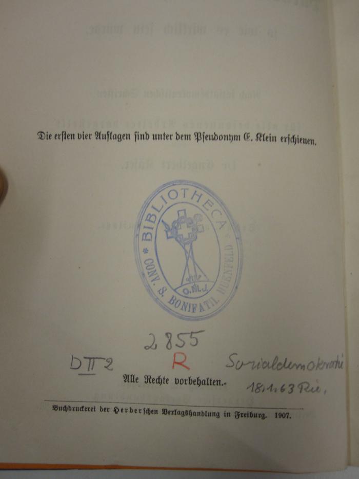 MB 2855: Das Paradies der Sozialdemokratie, so wie es wirkich sein würde (o.J.);- (Franz-Mehring-Bibliothek), Von Hand: Signatur, Notiz; 'DIIS Sozialdemokratie 18,1,63 Rie.'. 