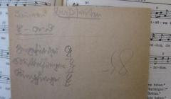 - (Wernicke, Erwin), Papier: Annotation, Lesezeichen; 'Daumen Baßseiten c-a-d- Zeigefinger g Mittelfinger h Ringfinger e
[Saarbrücken, das Herz des Saarlandes ... Vor der Abstimmung noch 80 Tage'. 