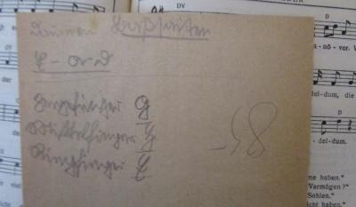 - (Wernicke, Erwin), Papier: Annotation, Lesezeichen; 'Daumen Baßseiten c-a-d- Zeigefinger g Mittelfinger h Ringfinger e
[Saarbrücken, das Herz des Saarlandes ... Vor der Abstimmung noch 80 Tage'. ; Der Zupfgeigenhansl (1915)