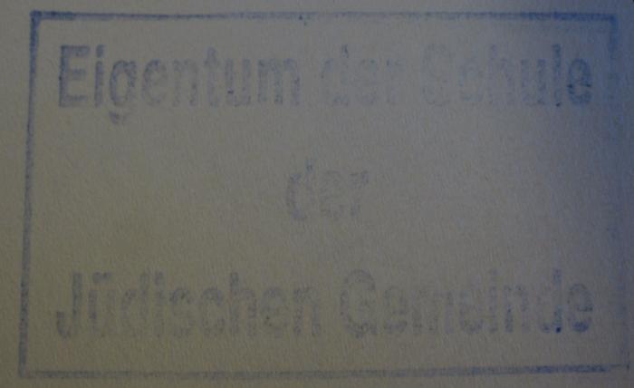 - (Jüdische Gemeinde zu Berlin), Stempel: Name, Berufsangabe/Titel/Branche; 'Eigentum der Schule der Jüdischen Gemeinde'.  (Prototyp); Die Gefangene Gottes. (1932)